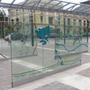 ceske-budejovice-sklo-zastavka-plastika-1