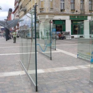 ceske-budejovice-sklo-zastavka-plastika-2