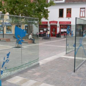 ceske-budejovice-sklo-zastavka-plastika-4